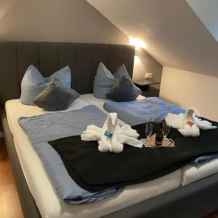 Отель Und Restaurant Zum Bunten Hirsch